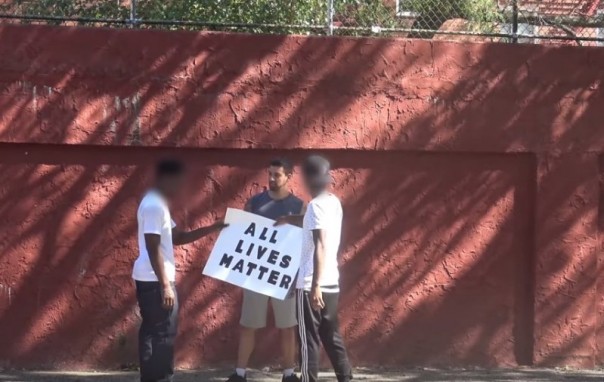 Реакция жителей США на плакаты «Жизни чёрных имеют значение» в белом районе и «Все жизни имеют значение» в черном