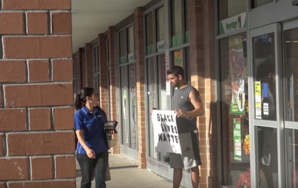 Реакция жителей США на плакаты «Жизни чёрных имеют значение» в белом районе и «Все жизни имеют значение» в черном