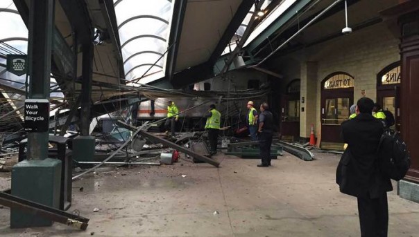 В Нью-Джерси при крушении поезда пострадали более 100 человек