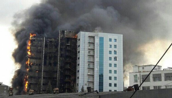 В Уфе охвачен огнем строящийся высотный дом, ведется эвакуация рабочих