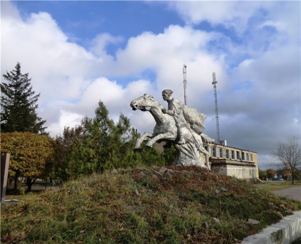 В оккупированной Волновахе снесли памятник Чапаеву В оккупированной Волновахе снесли памятник Чапаеву