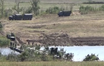 В ДНР прошли учения по наведению понтонных переправ