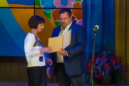 Щ - щедрість. Мэр Днепра Филатов пообещал поднять учителям зарплату на 10% после того, как поднял себе на 800%.