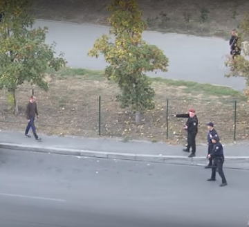 Очередной провал “реформированной полиции” на Украине: Съемка задержания наркомана с пистолетом в Киеве