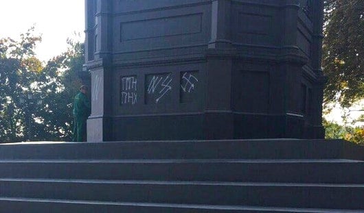 В Киеве вновь осквернили памятник Владимиру Великому В Киеве вновь осквернили памятник Владимиру Великому