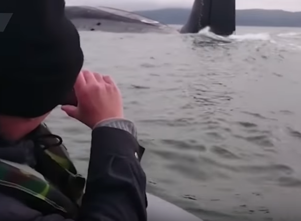 Двое в лодке, не считая подлодки: рыбаки столкнулись с атомной подводной лодкой в Японском море