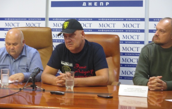 Под охраной полиции и автоматчиков украинцу "помогли" собрать урожай