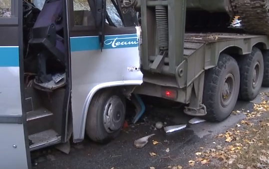 Резонансное ДТП на Украине: Автобус врезался в военный тягач