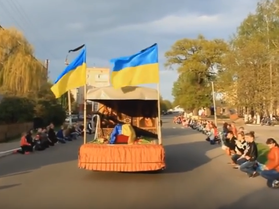 Кто и зачем ставит украинцев на колени?