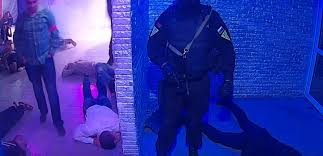 Силовики ограбили посетителей ночного клуба