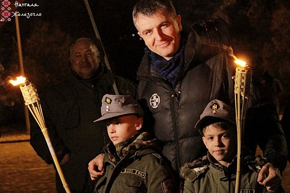 Украинским детям раздают анкеты для оценки уровня патриотизма родителей