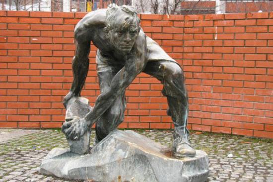 В Киеве снесли памятник «Первым майдановцам»