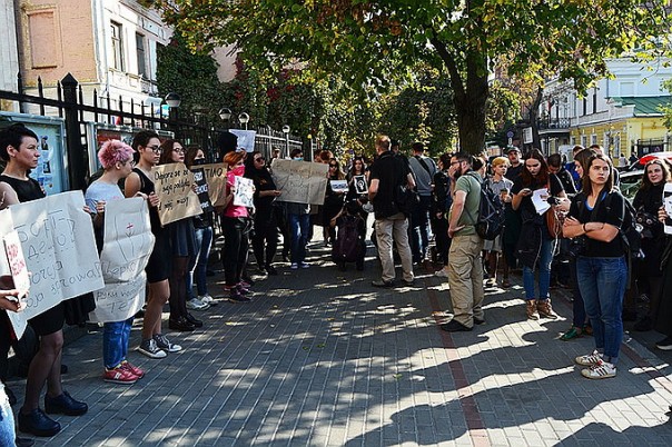 Украинки на митинге требовали права убивать детей Украинки на митинге требовали права убивать детей