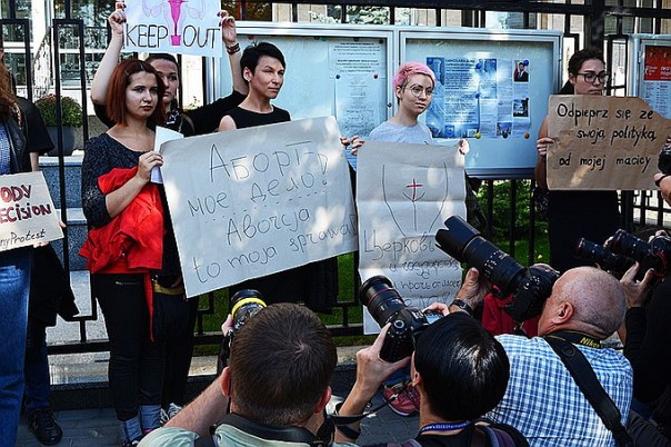 Украинки на митинге требовали права убивать детей Украинки на митинге требовали права убивать детей