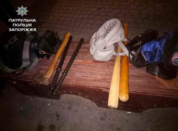 В Запорожье полиция задержала в центре города толпу школьников с ножами, топорами, битами и пистолетом В Запорожье полиция задержала в центре города толпу школьников с ножами, топорами, битами и пистолетом