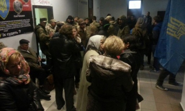 Суд во Львове над бойцами ОУН был сорван потасовкой националистов со спецназом Суд во Львове над бойцами ОУН был сорван потасовкой националистов со спецназом