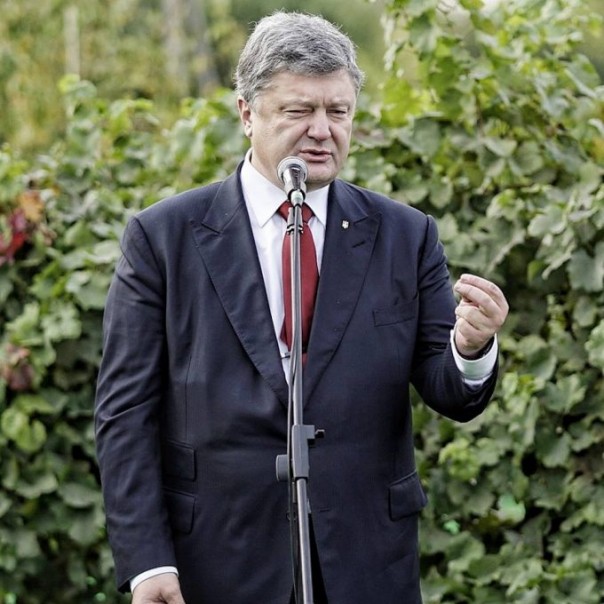 И в честь такого дня... прошу налить вина.... мне...тожаааа.