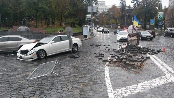 В Киеве Mercedes врезался в памятник "Небесной сотне"