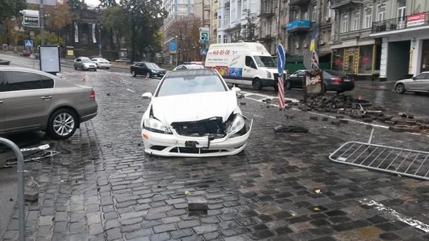 В Киеве Mercedes врезался в памятник "Небесной сотне" В Киеве Mercedes врезался в памятник "Небесной сотне"