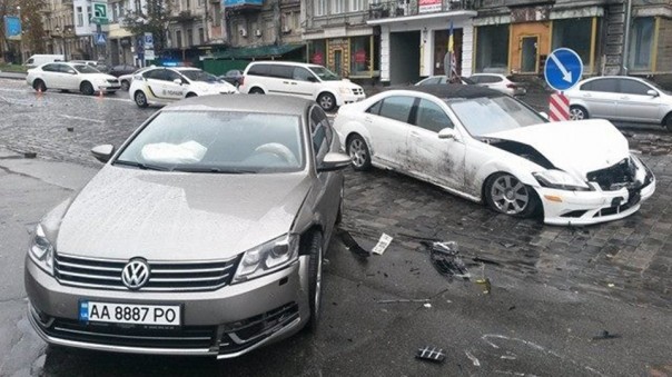 В Киеве Mercedes врезался в памятник "Небесной сотне" В Киеве Mercedes врезался в памятник "Небесной сотне"