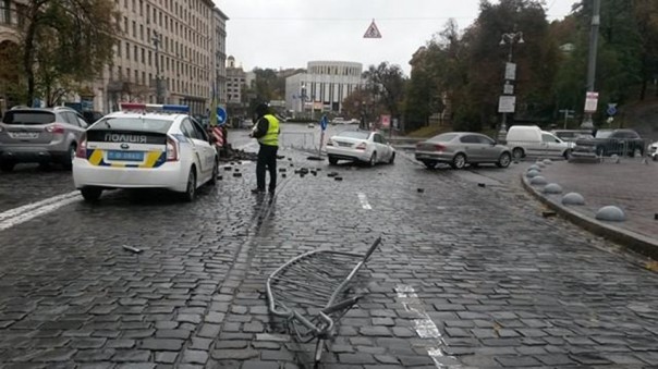 В Киеве Mercedes врезался в памятник "Небесной сотне" В Киеве Mercedes врезался в памятник "Небесной сотне"