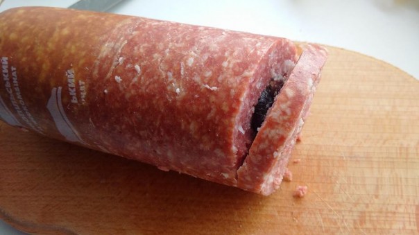 В соцсети обсуждают мертвую мышь, найденную в тернопольской колбасе В соцсети обсуждают мертвую мышь, найденную в тернопольской колбасе