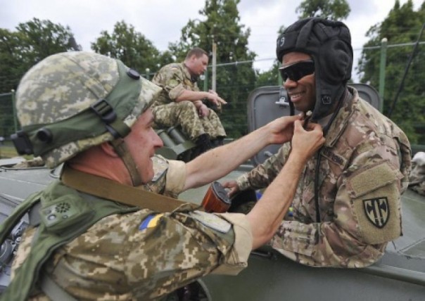 Туризм в зоне АТО: за 500 долларов иностранцев катают на БТРе, за 1000 - отправляют в окопы