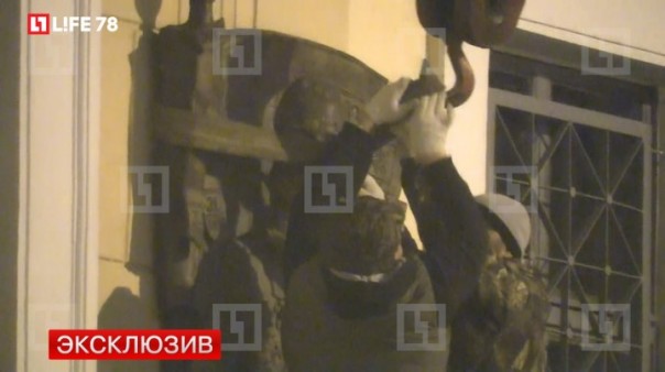 В Петербурге демонтировали памятную доску генералу Маннергейму