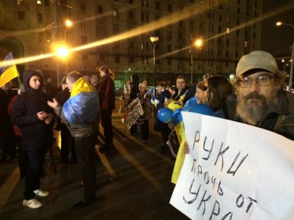 Санитары не доглядели: около 15 человек в Москве с украинскими и крымско-татарскими флагами провели пикет в поддержку Украины Санитары не доглядели: около 15 человек в Москве с украинскими и крымско-татарскими флагами провели пикет в поддержку Украины