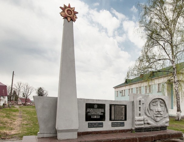 Под Киевом декоммунизировали памятник павшим в Великой Отечественной