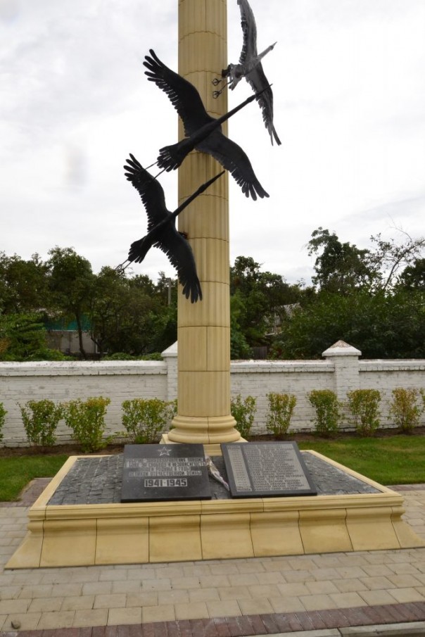 Под Киевом декоммунизировали памятник павшим в Великой Отечественной Под Киевом декоммунизировали памятник павшим в Великой Отечественной