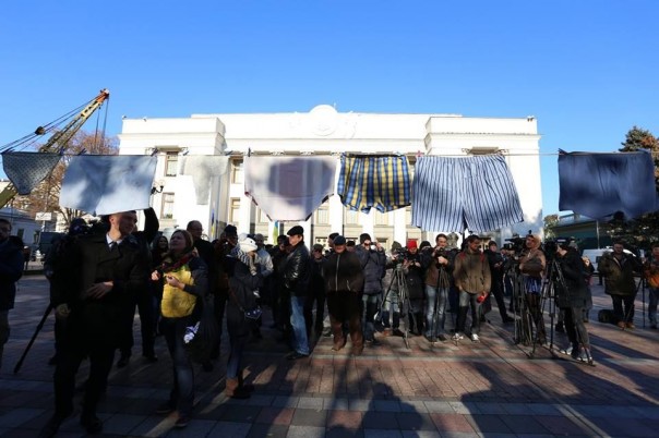 В поисках кружевных труселей: У Верховной Рады развесили трусы, призывая депутатов задекларировать доходы В поисках кружевных труселей: У Верховной Рады развесили трусы, призывая депутатов задекларировать доходы