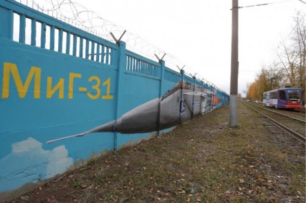 В Перми появилось граффити об истории российской авиации длиной около километра В Перми появилось граффити об истории российской авиации длиной около километра