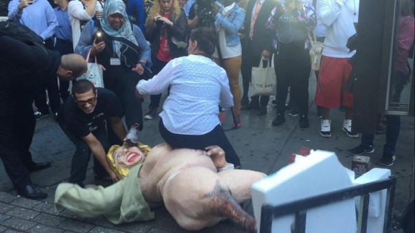 В Нью-Йорке произошла потасовка из-за статуи обнаженной Хиллари Клинтон