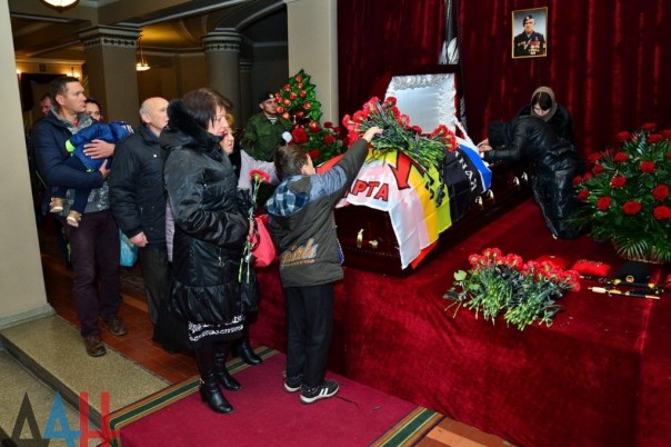 В Донецке началась церемония прощания с Героем ДНР, полковником Арсеном Павловым В Донецке началась церемония прощания с Героем ДНР, полковником Арсеном Павловым