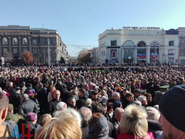 В Донецке началась церемония прощания с Героем ДНР, полковником Арсеном Павловым В Донецке началась церемония прощания с Героем ДНР, полковником Арсеном Павловым