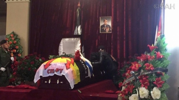 В Донецке простились с Героем ДНР. «Моторолу» провожали более 50 тысяч человек под лозунги «Слава герою!» и «Не забудем, не простим!» В Донецке простились с Героем ДНР. «Моторолу» провожали более 50 тысяч человек под лозунги «Слава герою!» и «Не забудем, не простим!»