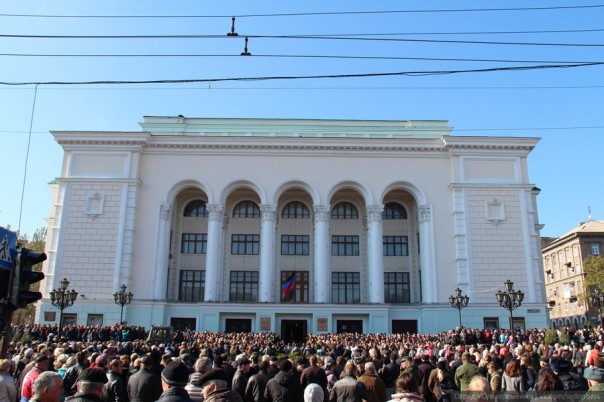 В Донецке простились с Героем ДНР. «Моторолу» провожали более 50 тысяч человек под лозунги «Слава герою!» и «Не забудем, не простим!» В Донецке простились с Героем ДНР. «Моторолу» провожали более 50 тысяч человек под лозунги «Слава герою!» и «Не забудем, не простим!»