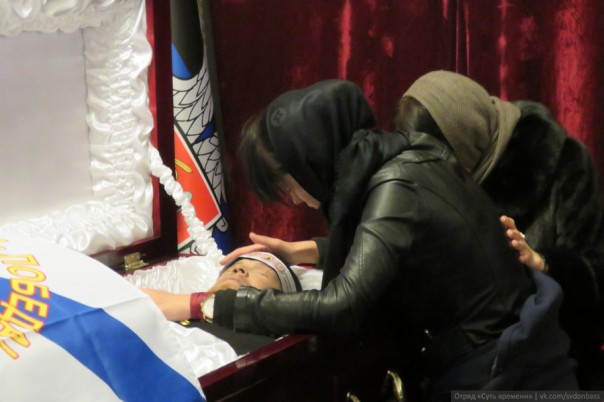 В Донецке простились с Героем ДНР. «Моторолу» провожали более 50 тысяч человек под лозунги «Слава герою!» и «Не забудем, не простим!» В Донецке простились с Героем ДНР. «Моторолу» провожали более 50 тысяч человек под лозунги «Слава герою!» и «Не забудем, не простим!»