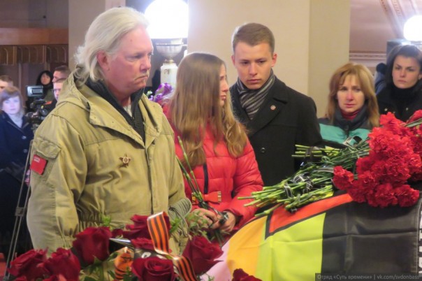 В Донецке простились с Героем ДНР. «Моторолу» провожали более 50 тысяч человек под лозунги «Слава герою!» и «Не забудем, не простим!» В Донецке простились с Героем ДНР. «Моторолу» провожали более 50 тысяч человек под лозунги «Слава герою!» и «Не забудем, не простим!»