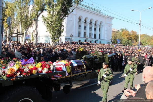 В Донецке простились с Героем ДНР. «Моторолу» провожали более 50 тысяч человек под лозунги «Слава герою!» и «Не забудем, не простим!» В Донецке простились с Героем ДНР. «Моторолу» провожали более 50 тысяч человек под лозунги «Слава герою!» и «Не забудем, не простим!»