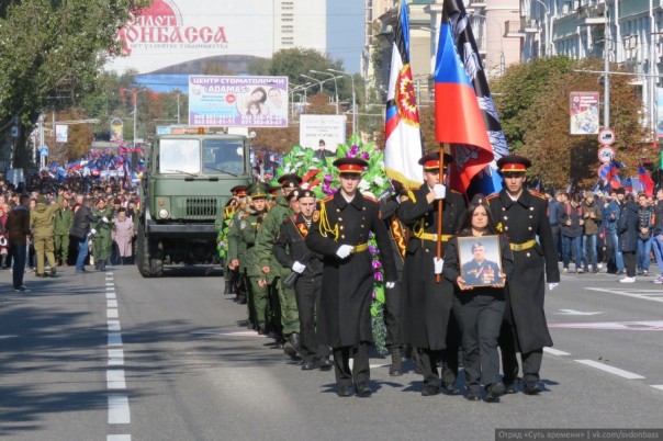 В Донецке простились с Героем ДНР. «Моторолу» провожали более 50 тысяч человек под лозунги «Слава герою!» и «Не забудем, не простим!» В Донецке простились с Героем ДНР. «Моторолу» провожали более 50 тысяч человек под лозунги «Слава герою!» и «Не забудем, не простим!»