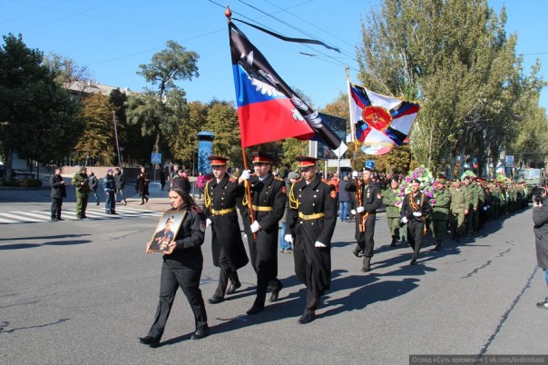 В Донецке простились с Героем ДНР. «Моторолу» провожали более 50 тысяч человек под лозунги «Слава герою!» и «Не забудем, не простим!» В Донецке простились с Героем ДНР. «Моторолу» провожали более 50 тысяч человек под лозунги «Слава герою!» и «Не забудем, не простим!»
