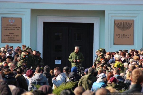 В Донецке простились с Героем ДНР. «Моторолу» провожали более 50 тысяч человек под лозунги «Слава герою!» и «Не забудем, не простим!» В Донецке простились с Героем ДНР. «Моторолу» провожали более 50 тысяч человек под лозунги «Слава герою!» и «Не забудем, не простим!»