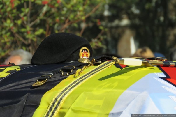 В Донецке простились с Героем ДНР. «Моторолу» провожали более 50 тысяч человек под лозунги «Слава герою!» и «Не забудем, не простим!» В Донецке простились с Героем ДНР. «Моторолу» провожали более 50 тысяч человек под лозунги «Слава герою!» и «Не забудем, не простим!»