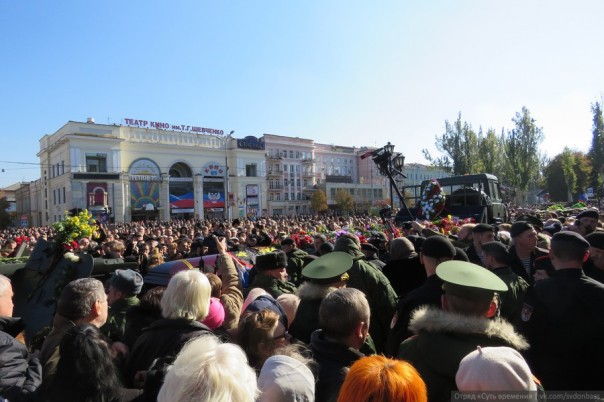 В Донецке простились с Героем ДНР. «Моторолу» провожали более 50 тысяч человек под лозунги «Слава герою!» и «Не забудем, не простим!» В Донецке простились с Героем ДНР. «Моторолу» провожали более 50 тысяч человек под лозунги «Слава герою!» и «Не забудем, не простим!»