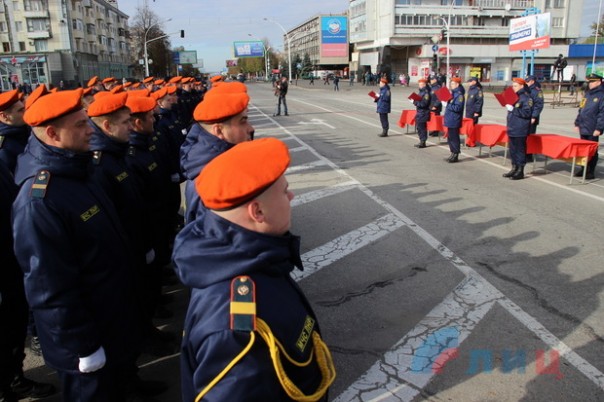 Сводка от НМ ЛНР 22 октября 2016 года. Глава Республики вручил знамя Министерству чрезвычайных ситуаций ЛНР Сводка от НМ ЛНР 22 октября 2016 года. Глава Республики вручил знамя Министерству чрезвычайных ситуаций ЛНР