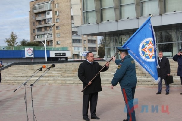 Сводка от НМ ЛНР 22 октября 2016 года. Глава Республики вручил знамя Министерству чрезвычайных ситуаций ЛНР Сводка от НМ ЛНР 22 октября 2016 года. Глава Республики вручил знамя Министерству чрезвычайных ситуаций ЛНР