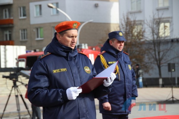 Сводка от НМ ЛНР 22 октября 2016 года. Глава Республики вручил знамя Министерству чрезвычайных ситуаций ЛНР Сводка от НМ ЛНР 22 октября 2016 года. Глава Республики вручил знамя Министерству чрезвычайных ситуаций ЛНР