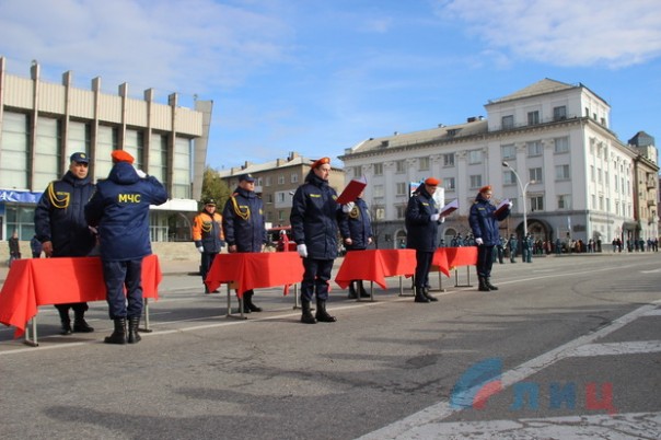Сводка от НМ ЛНР 22 октября 2016 года. Глава Республики вручил знамя Министерству чрезвычайных ситуаций ЛНР Сводка от НМ ЛНР 22 октября 2016 года. Глава Республики вручил знамя Министерству чрезвычайных ситуаций ЛНР